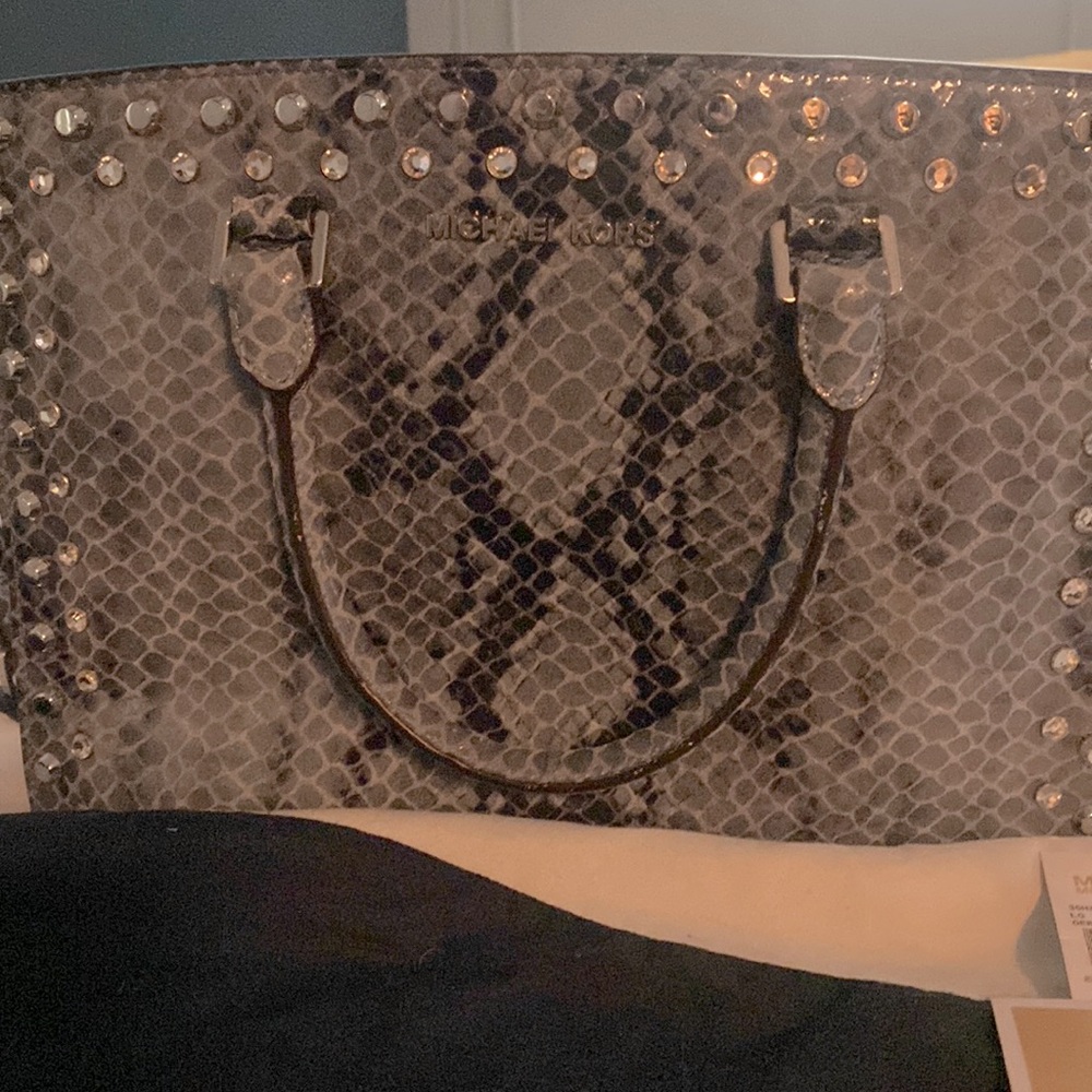 Brand new alligator print satchel crossover, never used alligator blue print.